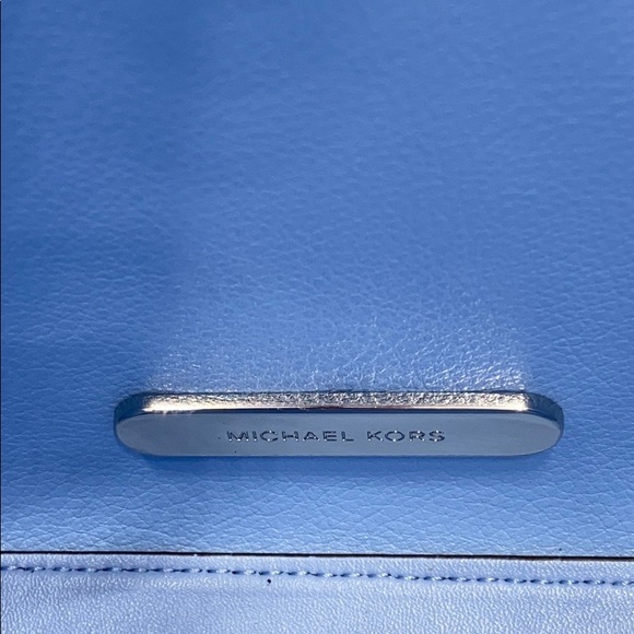MICHAEL KORS SURI MEDIUM BUCKET MESSENGER LT SKY - Picture 12 of 15